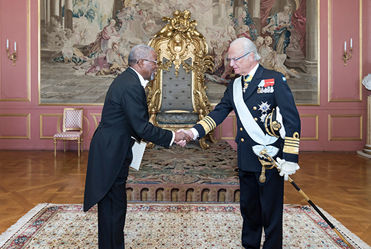 Kungen hälsar på ambassadör Apolinario Jorge Correia från Angola. 