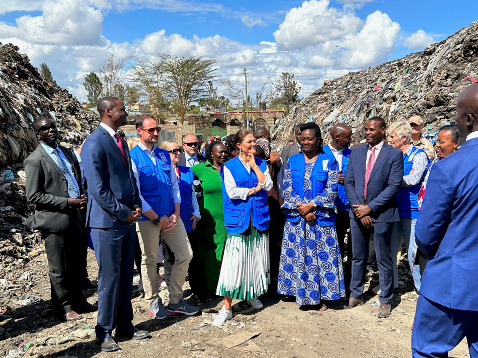 Kronprinsessan av Sverige och Kronprinsen av Norge tillsammans med representanter på Kitengela avfallsanläggning.