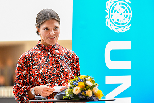 Kronprinsessan håller tal i samband med besöket i FN-byen. 