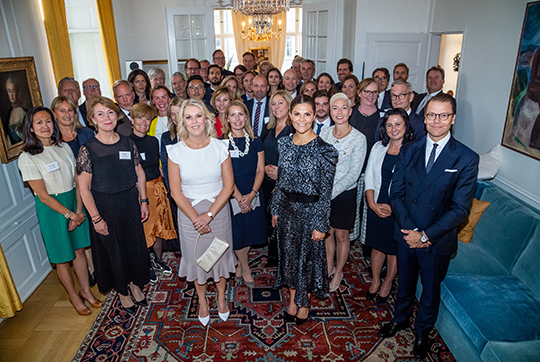 Kronprinsessparet och statsrådet Lena Hallengren vid välkomstmottagningen på svenska residenset i Köpenhamn. 