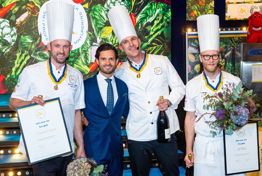 Prins Carl Philip tillsammans med vinnaren av Årets kock 2019 Martin Moses, samt silvermedaljören Ola Wallin och bronsmedaljör Alexander Sjögren. 