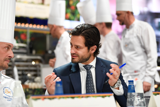 Prins Carl Philip i samtal med Stefano Catenacci under juryarbetet vid Årets kock 2019. 