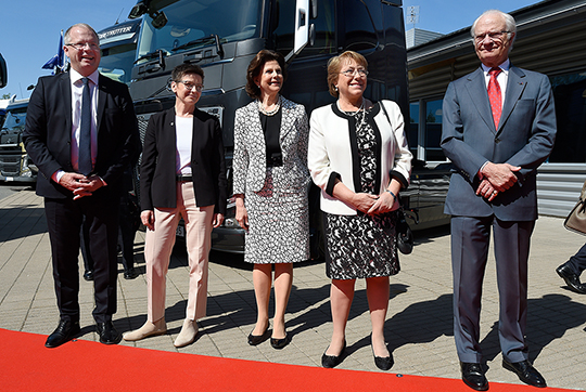 Volvos vd och koncernchef Martin Lundstedt, kommunstyrelseordförande Ann-Sofie Hermansson, Drottningen, president Bachelet och Kungen.