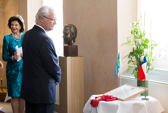 Kungaparet under besöket på riksdagen där en porträttbyst av Harald Edelstam avtäcktes.
