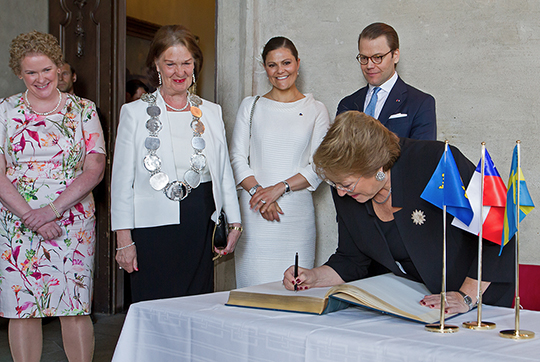 Presidenten skriver i gästboken efter lunchen i Stockholms stadshus. Från vänster finansborgarrådet Karin Wanngård, kommunfullmäktiges ordförande Eva-Louise Erlandsson Slorach, Kronprinsessan och Prins Daniel.