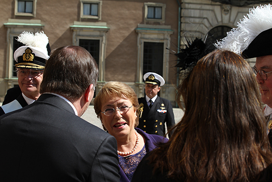 Chiles president hälsar på statsminister Stefan Löfven under ceremonin på Inre borggården.