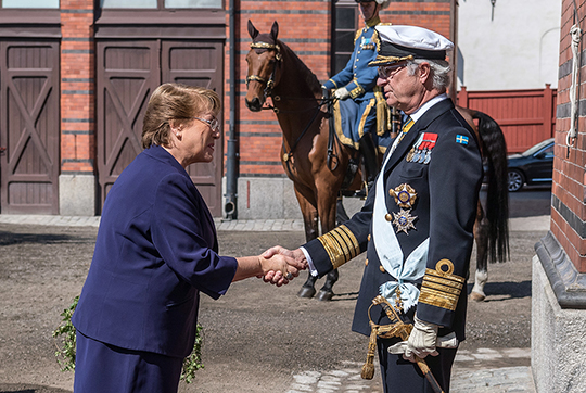 Kungen välkomnar presidenten Michelle Bachelet vid Hovstallet.