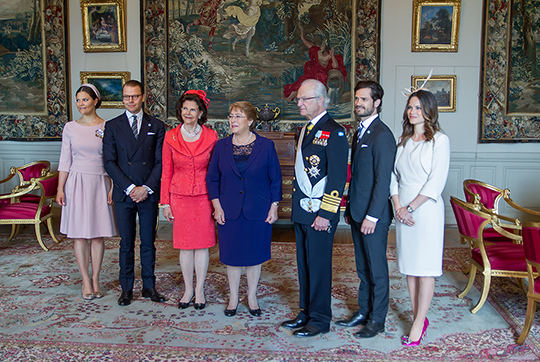 Kronprinsessan, Prins Daniel, Drottningen, presidenten Michelle Bachelet, Kungen, Prins Carl Philip och Prinsessan Sofia vid mötet i Stora gästvåningen.