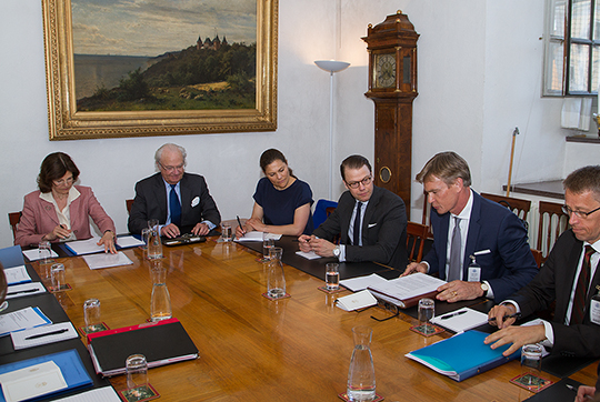 Kungaparet och Kronprinsessparet lyssnar till Utrikesdepartementets föredragning inför statsbesöket från Chile.