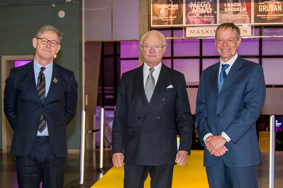 Kungen tillsammans med Peter Skogh och Christer Fuglesang vid ankomsten till Tekniska museet.