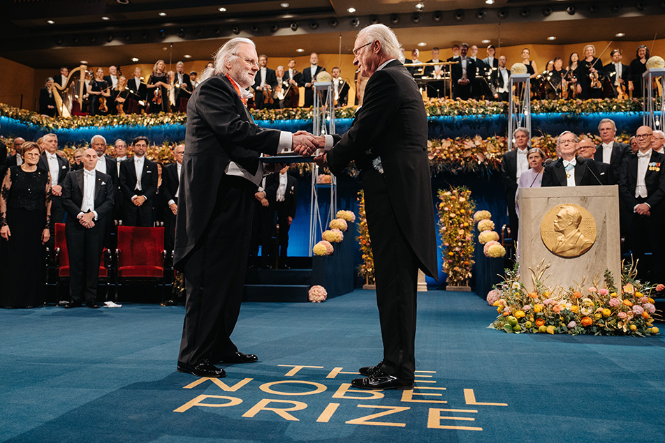 H.M. Konungen delar ut årets Nobelpris i litteratur till Jon Fosse. 