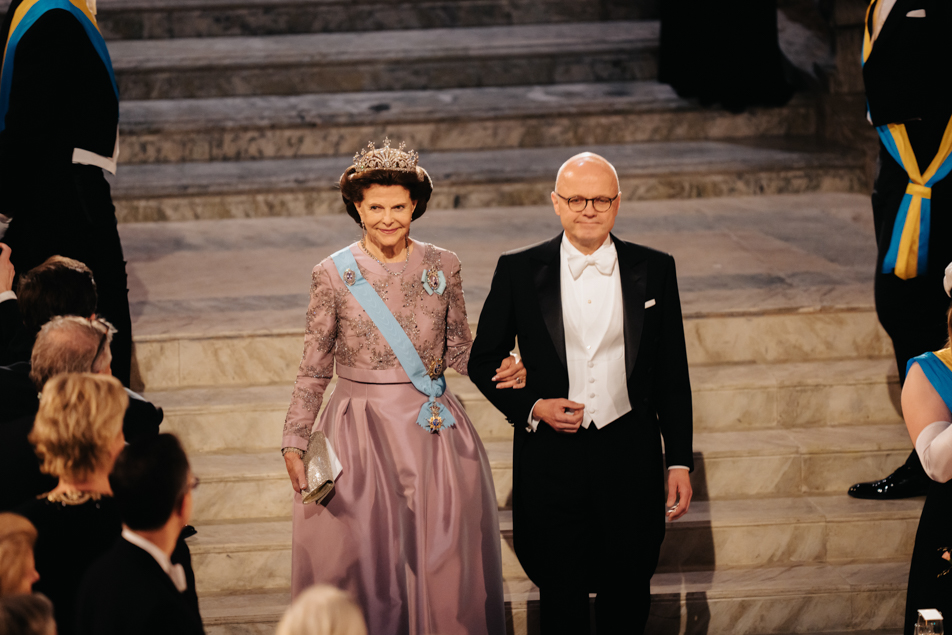Drottningen tillsammans med Nobelstiftelsens vice direktör Vidar Helgesen.
