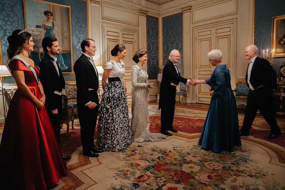 Kungafamiljen hälsar nobelpristagaren Anne L'Huillier med make välkomna till Kungl. Slottet.
