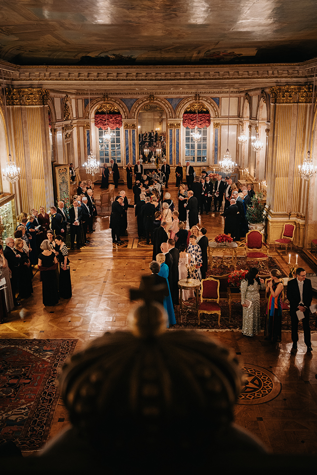 Kungafamiljen hälsar på gästerna i slottets balsal Vita Havet. 
