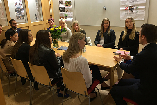 Prins Daniel och Nami Zarringhalam pratar entreprenörskap med elever på Värnhemsskolan i Malmö.