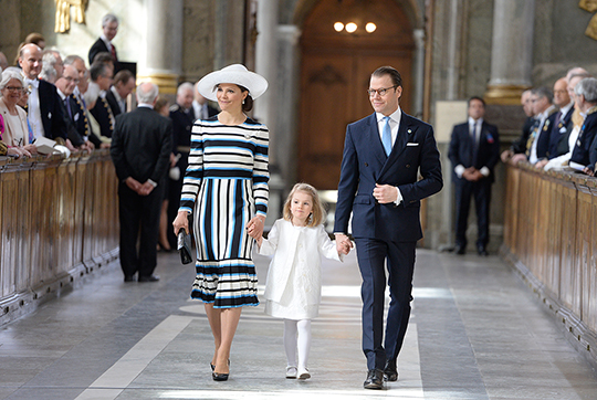 Kronprinsessan, Prinsessan Estelle och Prins Daniel anländer till Te Deum i Slottskyrkan.