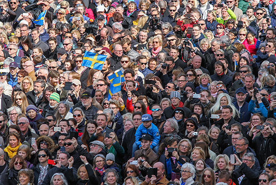 Allmänheten samlades på Norrbro. Foto: Kungahuset.se