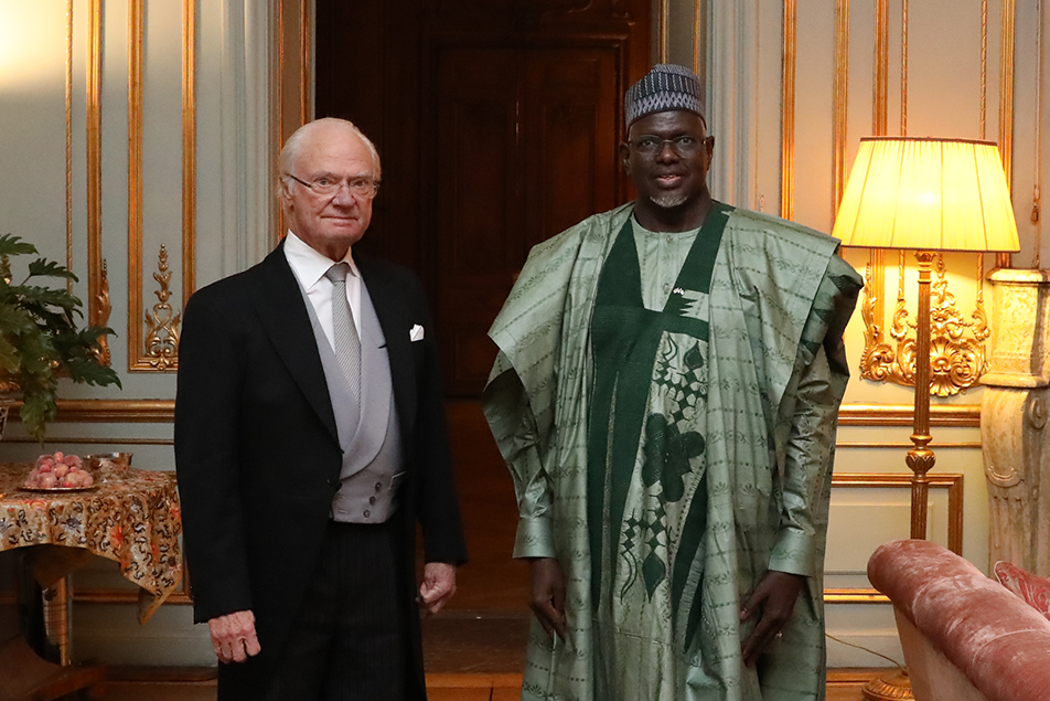 Kungen tillsammans med Nigerias ambassadör Bukar Buni Hamman vid audiensen på Kungl. Slottet. 