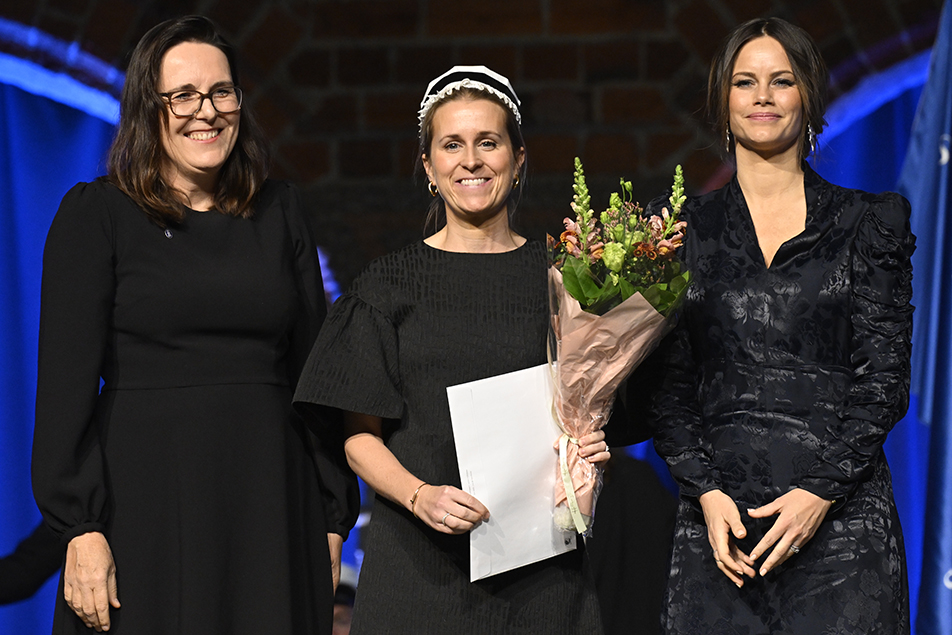 Prinsessan Sofia tillsammans med stipendiaten Therese von Sivers Segerberg och Unn-Britt Johansson, dekan för utbildningen.