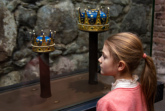 Prinsessan Estelle tittar på prinsessan Hedvig Elisabet Charlottas krona från 1778, till vänster, och prins Fredrik Adolfs krona från 1771, till höger. Prinsessan Hedvig Elisabet Charlottas krona är rangkrona för Prinsessan Madeleine, Prins Nicolas och Prinsessan Adrienne. Prins Fredrik Adolfs krona är rangkrona för Prins Alexander. 