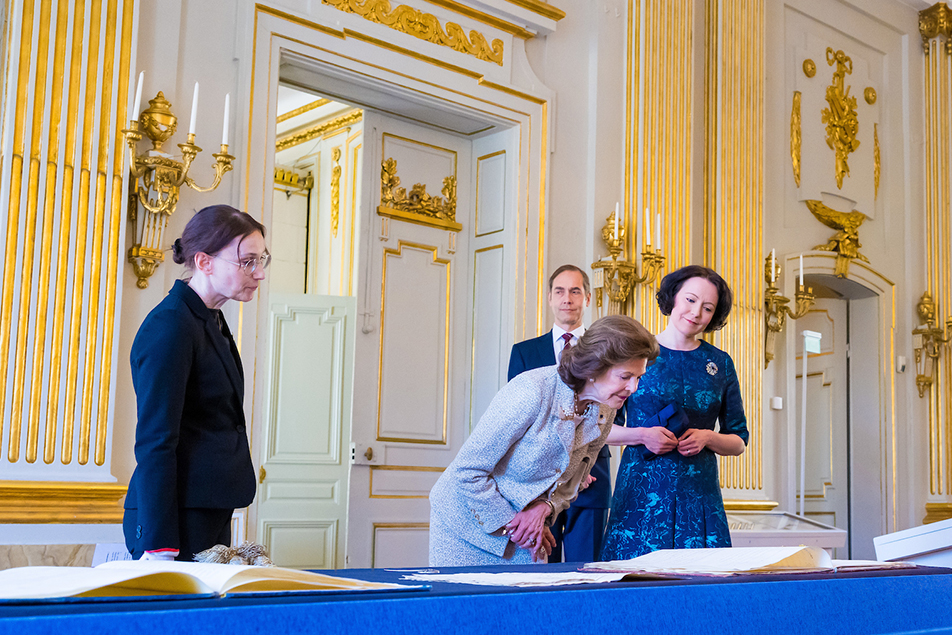 I Börssalen visade arkivföreståndare Madeleine Engström Broberg dokument från när Svenska akademien grundades.