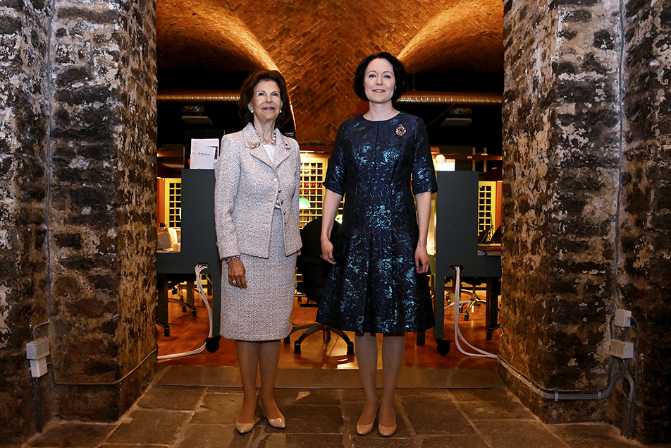 Drottningen och fru Haukio besökte forskarsalen nere i Svenska akademiens källare.