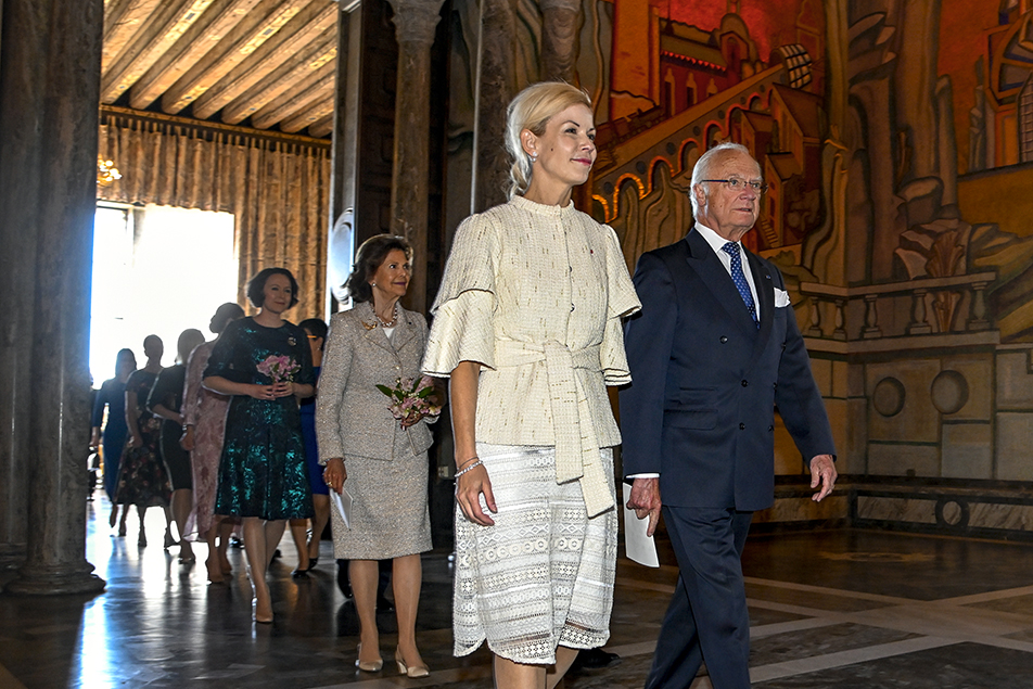The King and Finance Commissioner Anna König Jerlmyr arrive for lunch with other guests. 