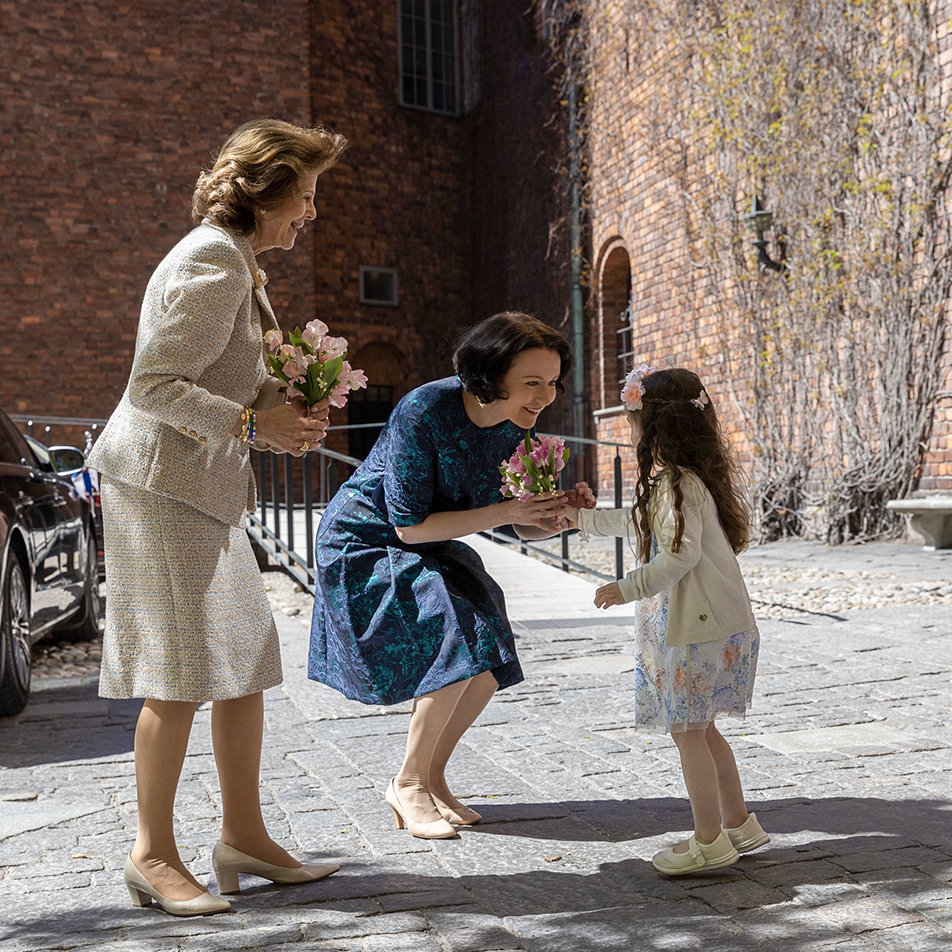 Mrs Haukio and The Queen received flowers on arrival at Stockholm City Hall. 