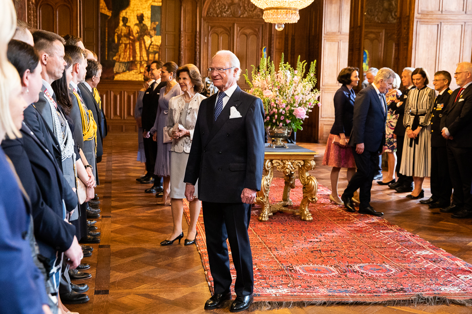 The King and Queen, The Crown Princess Couple and The Prince Couple wish the Finnish delegation farewell in the Karl XV Hall at the Royal Palace. 