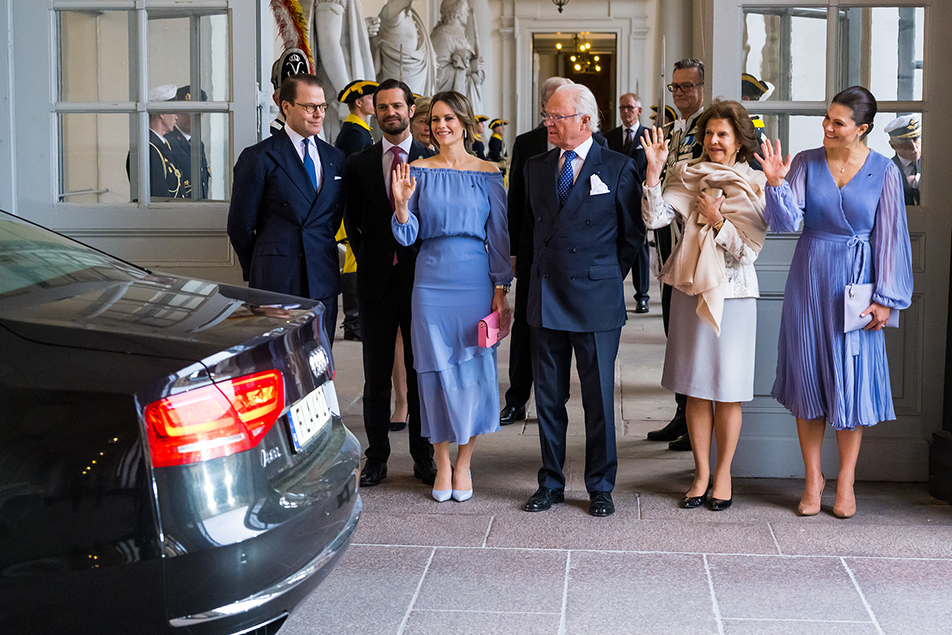 The Royal Family waved off the Presidential couple from the West Gate at the Royal Palace. 