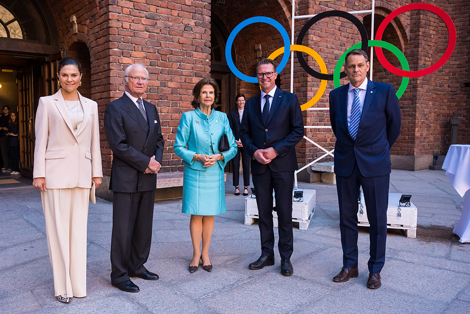 Vid ankomsten till Stadshuset togs Kungaparet och Kronprinsessan emot av Sveriges olympiska kommittés (SOK) ordförande Mats Årjes och verksamhets­chef Peter Reinebo. 