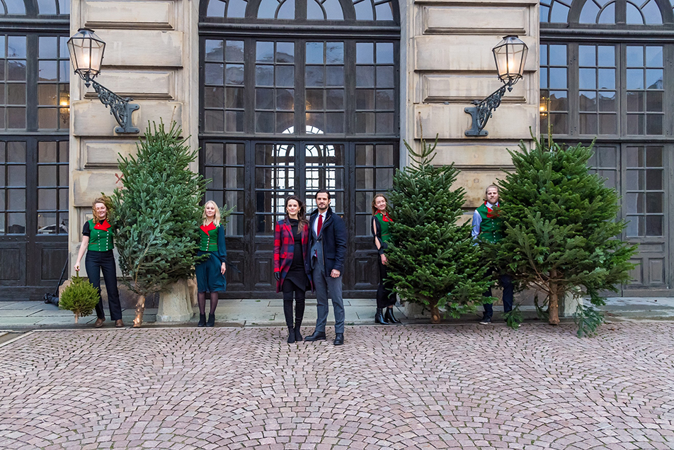 Prinsparet med jägmästarstudenterna på Kungliga slottets inre borggård.