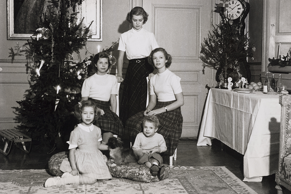 "Här på Drottningholms slott finns många fina minnen. Jag minns min barndoms jular med värme – precis som jag önskar att mina barn och barnbarn ska minnas sina", sade Kungen i årets jultal. Kungafamiljen har under lång tid firat jul på Drottningholm. Här är dåvarande arvprins Carl Gustaf fotograferad med sina systrar på Drottningholm julen 1949. 