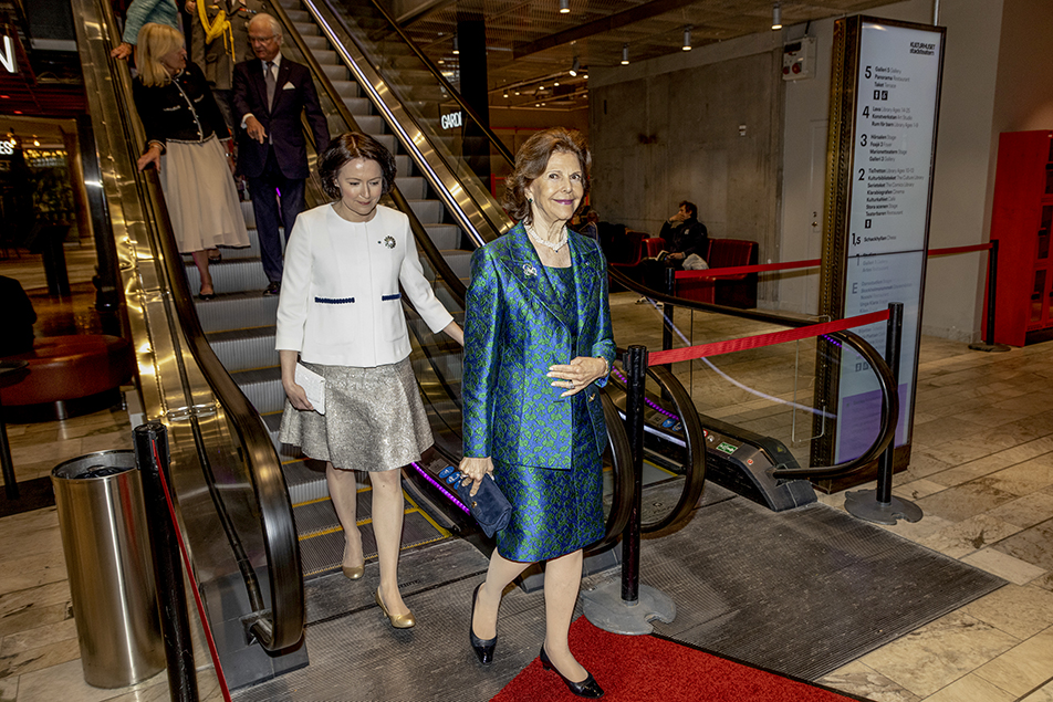 The Queen, Mrs Haukio and The King arrive at Kulturhuset. 