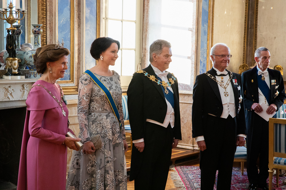 Kungaparet och presidentparet hälsar på galamiddagens gäster.