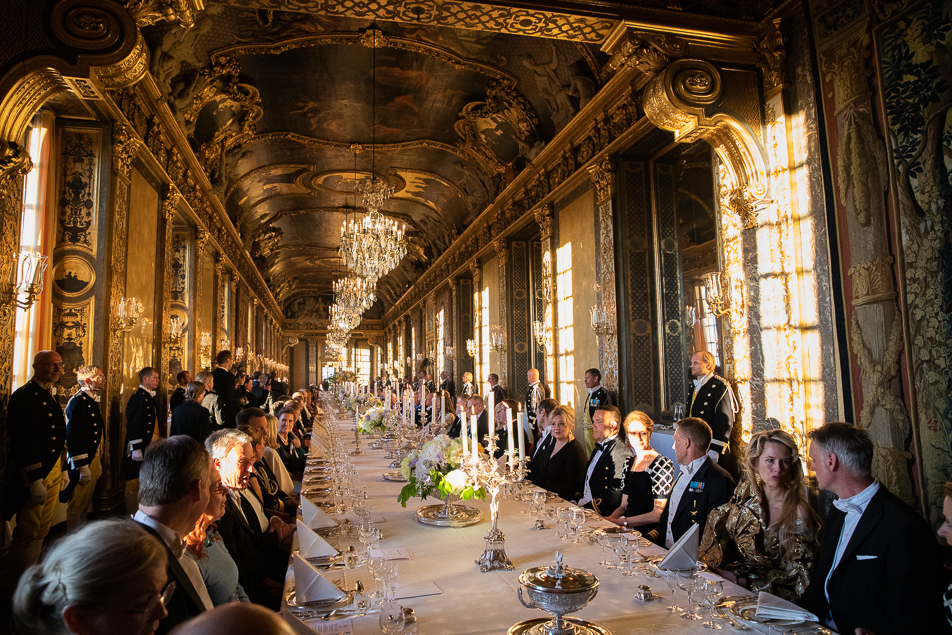 Galamiddagens gäster till bords i Karl XI:s galleri.