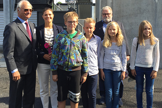 I samband med invigningen av kraftvärmeanläggningen gratulerade Kungen och Kronprinsessan femteklassare från Frövikskolan i Högsby som vunnit energitävlingen ”Energi i femman”.