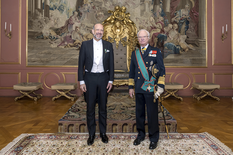 Kungen hälsar Italiens ambassadör Michele Pala välkommen till Kungl. Slottet. 