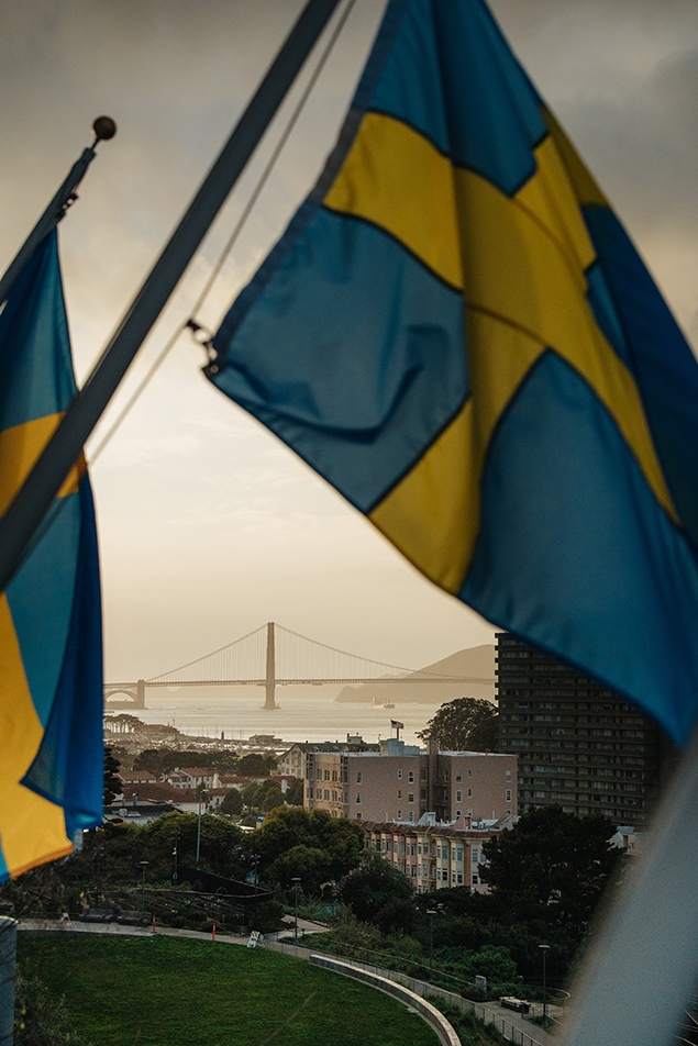Svenska flaggor med Golden gate-bron i bakgrunden.