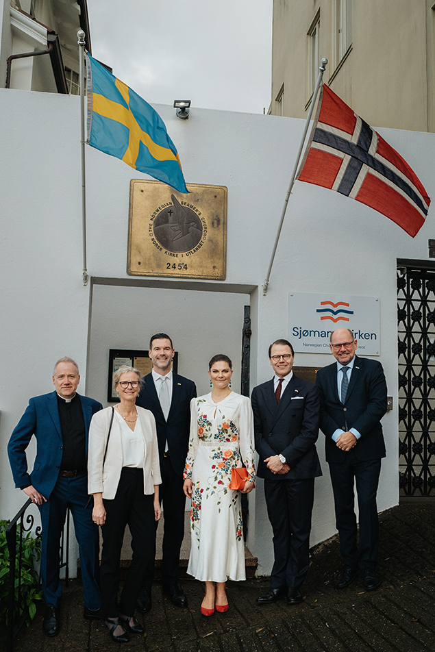 Kronprinsessparet och statsrådet Johan Forssell, tillsammans med komminister Johan Schröder, generalkonsul Anna Lekvall och ambassadör Urban Ahlin vid ankomsten till Svenska kyrkan.