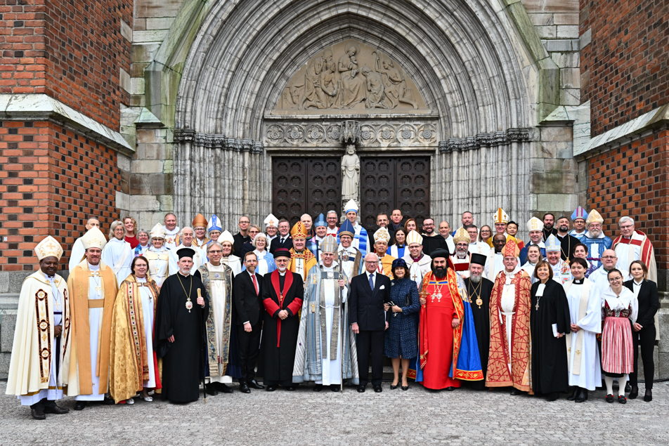 Mottagning för nya ärkebiskopen utanför Uppsala domkyrka.