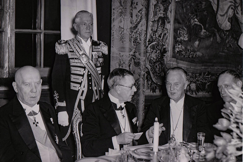 I januari 1952 bjöds regering och riksdag till supé på Kungl. Slottet.. Gustaf VI Adolf flankeras här av första kammarens talman Johan Nilsson, t.v., och andra kammarens talman August Sävström, t.h. 