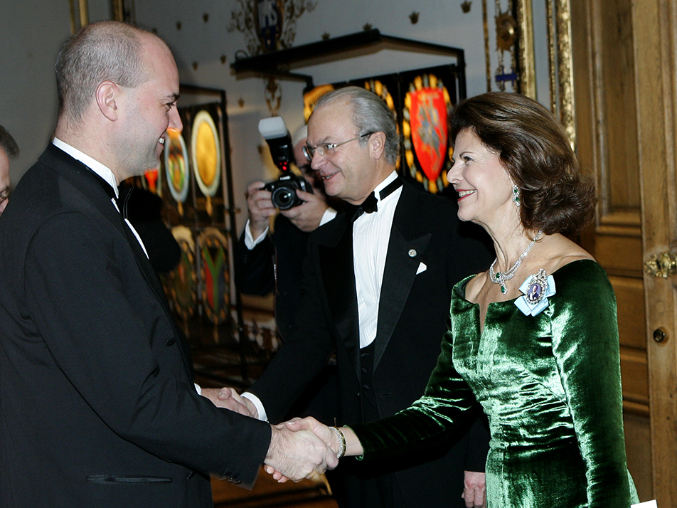 Statsminister Fredrik Reinfeldt hälsas välkommen av Kungaparet till kvällens riksdagssupé på Kungl. Slottet.