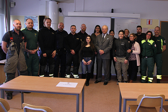 Åttondeklassare från Botkyrka Friskola berättade om projektet PAR. Här tillsammans med Kungen, poliser, ambulanspersonal och räddningstjänst.