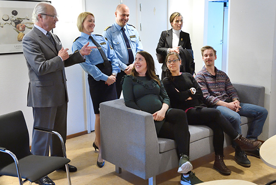 Under rundturen på polisstationen träffade Kungen bland andra utredare. De som jobbar i Skärholmen är dels poliser dels civila med bakgrunder som jurister och samhällsvetare. 
