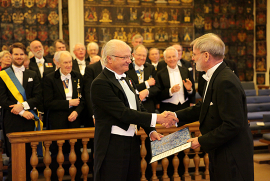 Kungen delar ut Gad Rausings pris för framstående humanistisk forskargärning till professor Sten Ebbesen. 