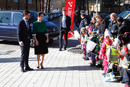 Prins Carl Philip och Prinsessan Sofia välkomnas. 