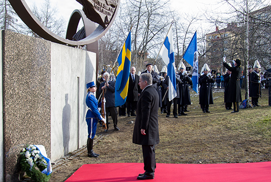 Finlands president Sauli Niinistö lägger ned en krans vid Finlandsmonumentet. 