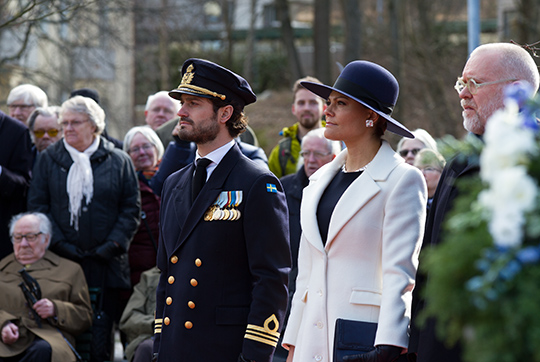 Prins Carl Philip och Kronprinsessan Victoria vid kransnedläggningsceremonin i Finlandsparken.