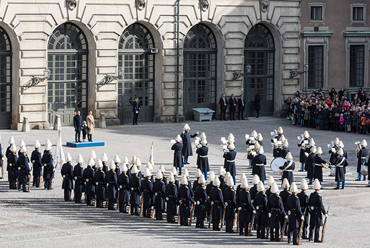 Standarvakten ur livgardet, honnörsstyrkor ur Livgardet, högvakten och Livgardets dragonmusikkår deltog i uppvaktandet av Kronprinsessan.